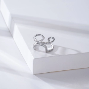 Gros plan sur la bague ouverte en U argentée sertie de deux rangées de zircons