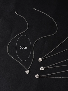 Dettaglio della collana a cuore in acciaio inox argento con ciondolo a lettera e 60 cm