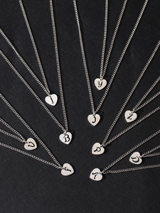 Dettaglio della collana con pendente a cuore in acciaio inox argento con incisione