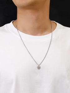 Dettaglio della collana a cuore in acciaio inossidabile argento con lettera B su maglia