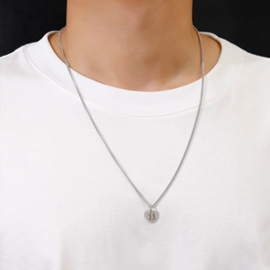 Pendente a cuore d'argento con lettera B su una sottile catena in acciaio inox