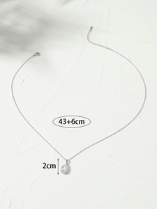 Détail du pendentif goutte en argent avec dimensions 43 plus 6 cm de longueur de chaîne