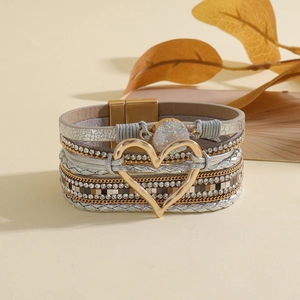 Pulsera bohemia multicapa de cuero con corazón de strass y cierre magnético