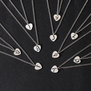 Collane con ciondolo a cuore e lettere in acciaio inossidabile con finitura argento