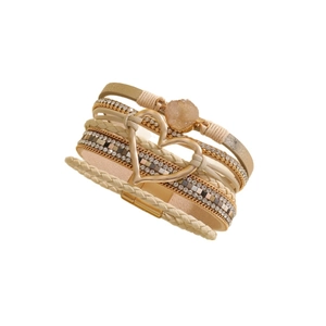 Pulsera multicapa bohemia de cuero con corazón dorado y piedra natural