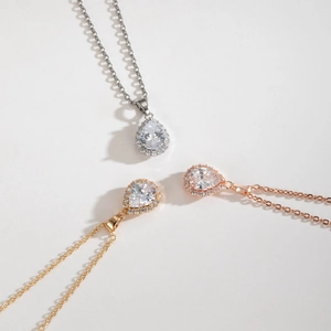 Vue détaillée des colliers goutte en zircon en finitions argent, or et or rose