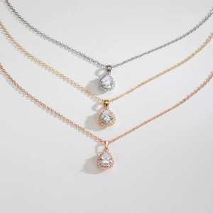 Colliers élégants en zircon goutte en argent, or et or rose avec halo de diamants pavés