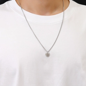 Collana cuore minimalista con lettera B incisa su sottile catena in acciaio argento