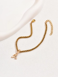Dettaglio del bracciale a catena dorata con ciondolo a lettera A con cristalli e chiusura