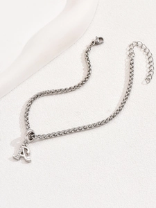 Dettaglio della collana a spiga d'argento con pendente lettera A in strass e chiusura a moschettone
