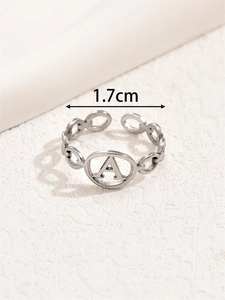 Dettaglio anello argento regolabile con lettera A, maglia a catena e misura 1,7 cm