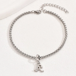 Elegante bracciale a catena a spiga d'argento con ciondolo a lettera A con diamanti luccicanti
