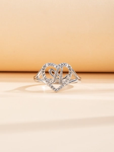 Dettaglio di un anello in argento lucido con lettera A e design a cuore traforato