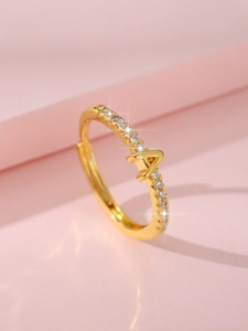 Dettaglio macro di anello regolabile in oro 18K lettera A con zirconi scintillanti