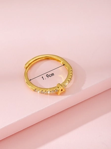Dettaglio dell'anello dorato con lettera A che mostra il diametro interno di 1,9 cm