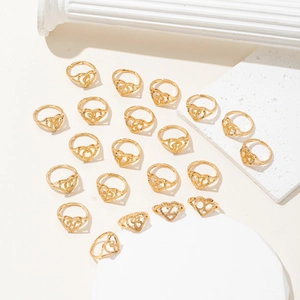 Anelli placcati in oro a cuore aperto con 26 lettere su eleganti supporti in pietra