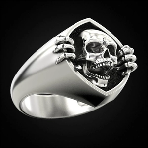 Makroaufnahme von Gothic-Totenkopfring mit Knochenkrallen und antikem Silber-Finish