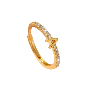 Anello aperto dorato con lettera iniziale A e zirconi bianchi brillanti su sfondo bianco
