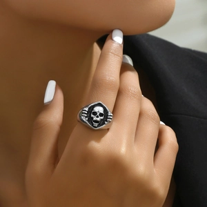 Retro Punk Totenkopf Ring für Herren mit vintage Silber-Finish und Gothic-Krallen-Design
