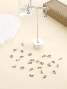 Détail macro de pendentifs alphabet argentés avec incrustation de zircone cubique