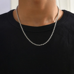 Chaîne torsadée 3mm en acier inoxydable argenté pour homme sur t-shirt noir