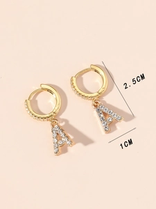Détail des boucles d'oreilles lettre A dorées avec cristaux et mesures de taille