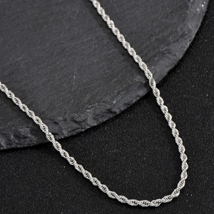 Collier minimaliste chaîne torsadée 3mm en acier inoxydable argent sur fond de roche