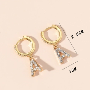 Élégantes boucles d'oreilles lettre A plaquées or avec pavage de cristaux de zircon