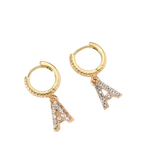 Élégantes boucles d'oreilles créoles dorées lettre A avec strass pour un look de luxe