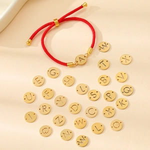 Bracelet corde rouge tressée avec pendentif lettre A dorée et charms en titane