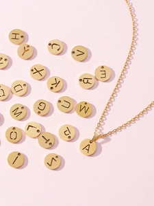 Collier avec pendentif lettre A dorée et divers charmes alphabet évidés sur fond rose