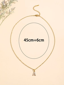 Detalle del collar con letra A dorada mostrando los 45cm más 6cm de cadena extendida