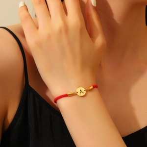 Bracelet Alphabet en Acier Titane Minimaliste Plaqué Or Corde Tressée Rouge Noir Pendentif Initiale Bijoux Ajustables pour Femmes Unisexe