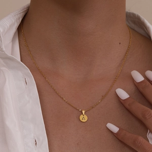 Collier minimaliste en acier inoxydable doré avec pendentif rond lettre A sur chaîne en O