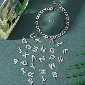 Gepolijste roestvrijstalen schakelarmband met aanpasbare A-Z alfabet letterhangers