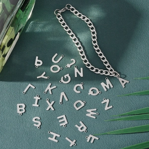 Minimalistische zilveren roestvrijstalen schakelarmband met 26 alfabet letterhangers