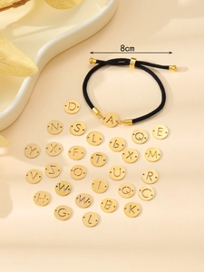 Vue détaillée d'un bracelet tissé avec diamètre réglable et plusieurs charms dorés