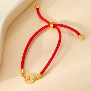 Bracelet minimaliste en corde tressée rouge avec pendentif lettre A dorée et fermoir réglable