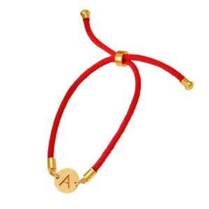 Bracelet tressé rouge minimaliste avec pendentif lettre A dorée et fermoir réglable