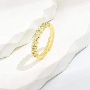 Fashionable gold star-shaped open ring with sparkling pavé crystals for women