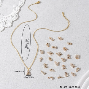 Elegante collar con colgante de letra A dorada con cristales brillantes y cadena fina