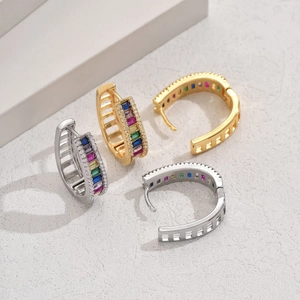 Boucles d'oreilles géométriques arc-en-ciel en or et argent avec zircons colorés