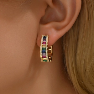 Boucle d'oreille huggie en or avec zircons colorés et pavé de diamants étincelants