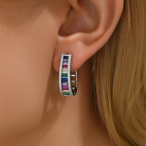 Boucles d'oreilles créoles géométriques avec zircons arc-en-ciel et pavé de cristaux