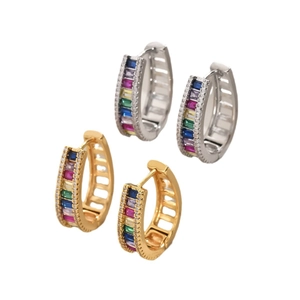 Boucles d'oreilles créoles géométriques en zircone arc-en-ciel dorées et argentées
