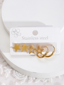 Vue détaillée du lot de 3 paires de boucles d'oreilles étoiles et créoles dorées