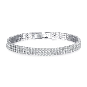 Makro-Detail eines silbernen dreireihigen Tennisarmbands mit Zirkonia und Klappverschluss