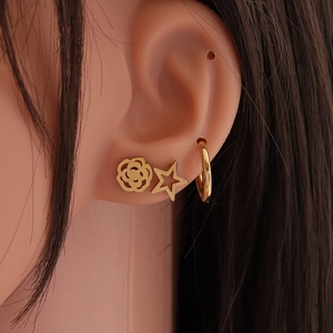 Ensemble de trois boucles d'oreilles dorées avec fleurs, étoiles et créoles minimalistes