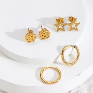 Ensemble de trois paires de boucles d'oreilles dorées en acier avec étoiles et fleurs