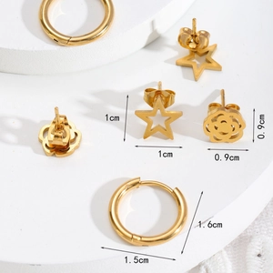 Ensemble de trois boucles d'oreilles dorées avec fleurs évidées et étoiles chic